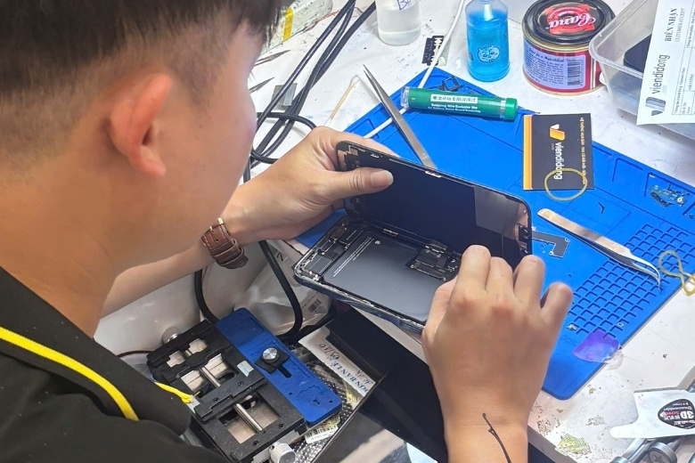 Thay màn hình iPhone 13 mini bao nhiêu tiền? Bảng giá chi tiết 2 Quy trình thay màn hình iphone 13 mini