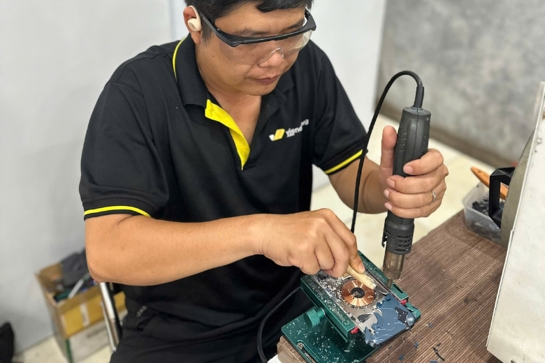 Thay kính lưng iphone xs max 