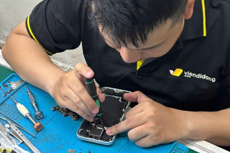 Kỹ thuật viên Viện Di Động thay pin iPhone chính hãng