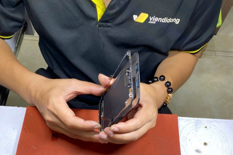Kỹ thuật viên thao tác bóc tách màn hình OLED iPhone Air