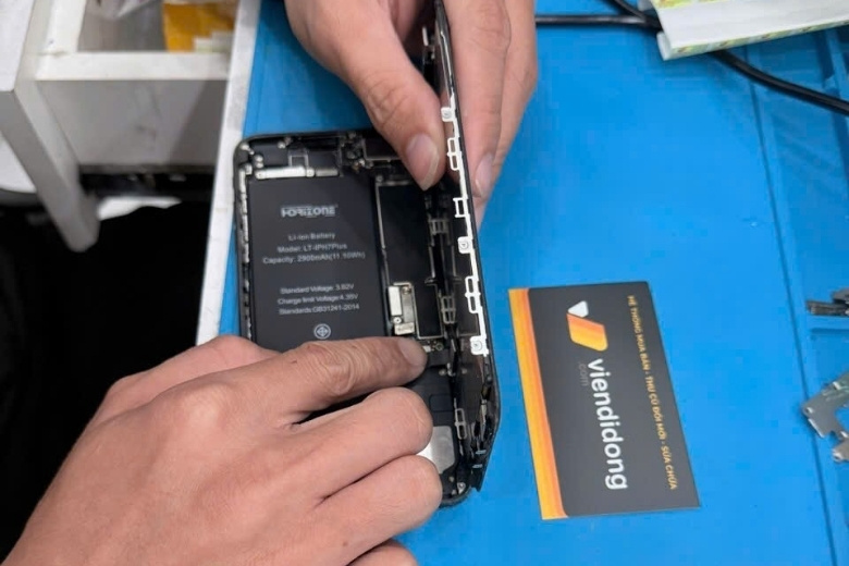 Thay pin và sửa chữa iPhone chính hãng tại Viện Di Động