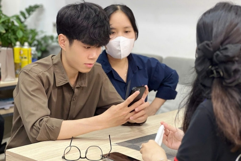 Sinh viên có nên mua iPhone cũ không? Kinh nghiệm chọn máy thực tế 1 Ưu điểm khi dùng iPhone cũ để học tập