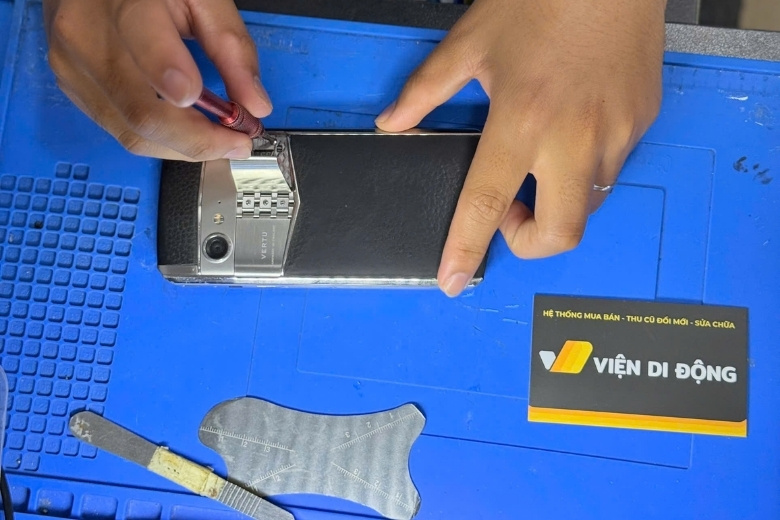 Sửa Chữa Vertu Tại Viện Di Động Đồng Khởi Uy Tín Giá Tốt 2 Dịch vụ thay pin Vertu chính hãng tại Viện Di Động Đồng Khởi