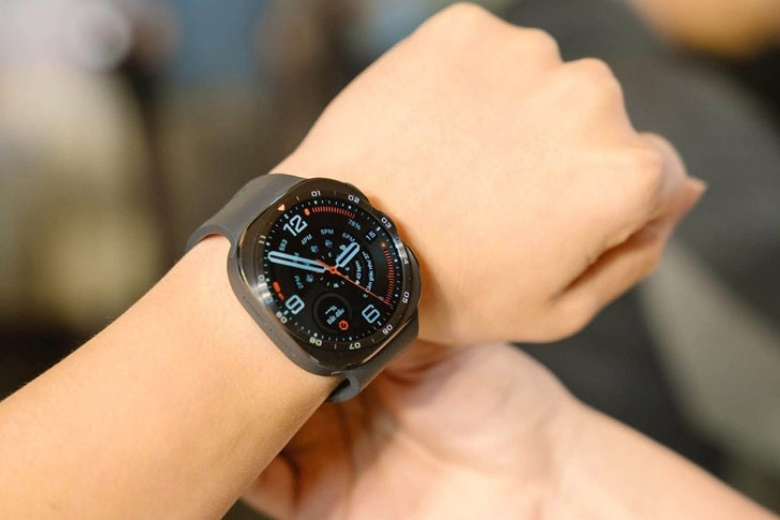 Samsung Galaxy Watch Ultra 2 giá bao nhiêu? Đáng mua hay sửa máy cũ? 3 Nâng cấp màn hình Samsung Galaxy Watch Ultra 2
