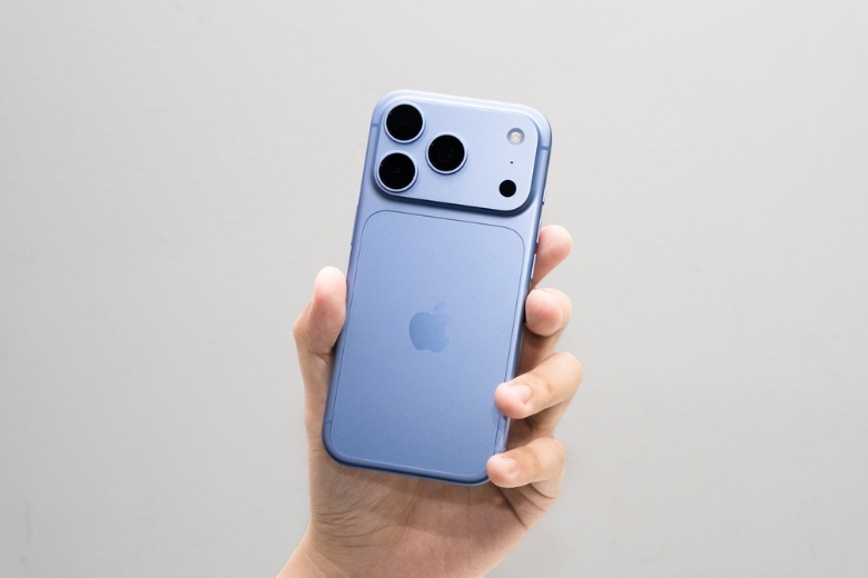 Cảm giác cầm nắm iPhone 18 Pro màu băng thanh
