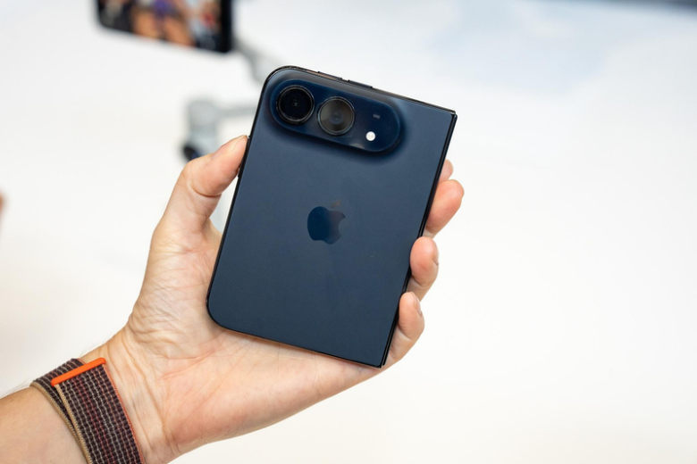 iPhone Duo màu Trời Đêm: Đánh giá toàn diện và giá bán 4 iPhone Duo màu Trời Đêm cảm giác cầm nắm
